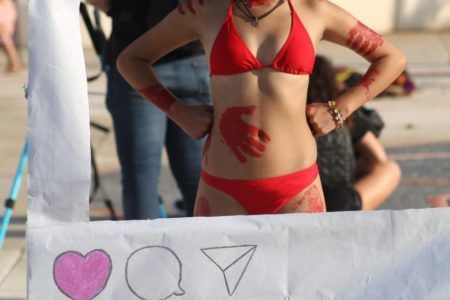 Protestan mujeres cómo estatuas vivientes contra la impunidad