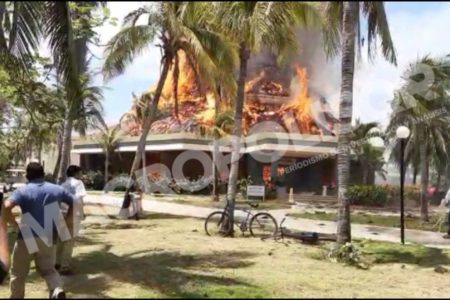 Gran palapa del hotel Bahia Príncipe se incendia