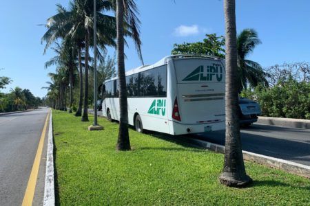 Cafre de Alipu pone en riesgo a personal, automovilistas y peatones en Cancún