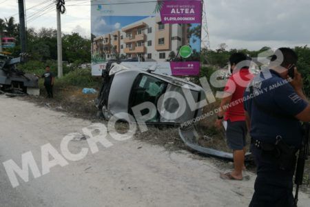Aparatosa volcadura se registra en Playa del Carmen