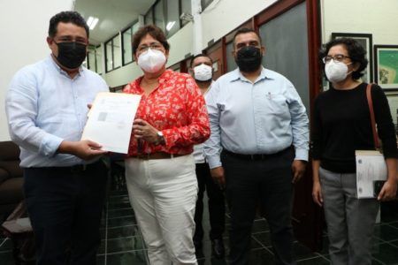 Titular de la SEFIPLAN entrega listado de obras de infraestructura a la Comisión de Hacienda, Presupuesto y Cuenta del Poder Legislativo