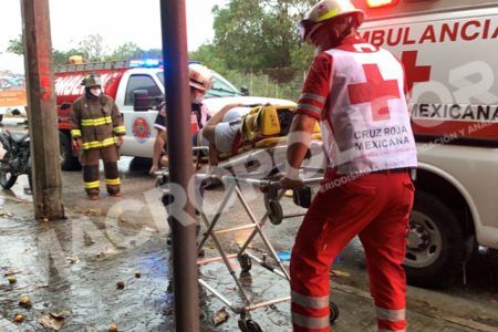Derrumbe de escaleras por poco mata a una mujer