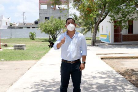 El encargado del despacho de la presidencia municipal de Tulum, Keivyn Javier Alegría Santuario, acudió a emitir su voto a la casilla número 931 ubicada en el plantel CECyTE de la colonia Mayapax.