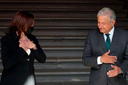 “Presidente Kabala, mucho gusto”; AMLO cambia nombre y cargo a la vicepresidenta de EU