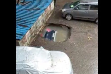 Epidemia de socavones; ahora un auto es desaparecido en medio de la lluvia: VIDEO