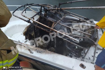 Arde en llamas yate en el complejo residencial y turístico de Puerto Aventuras