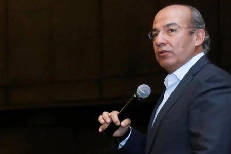 AMLO desea pronta recuperación a Felipe Calderón tras contagio