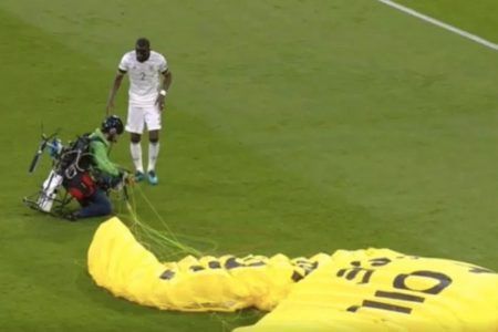 Activista de Greenpeace cae al estadio durante encuentro Francia Alemania de la Euro