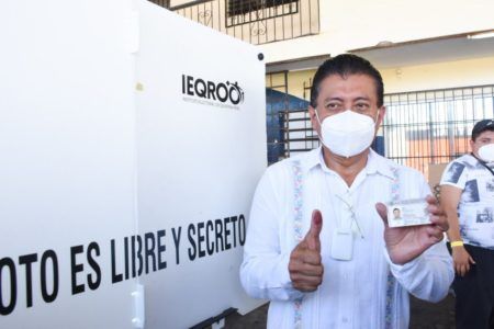 Chucho Pool, ejerce su voto en la región 74