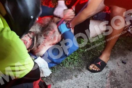Prensada y malherida resultó una pareja que se estrelló contra las barras de contención en Playa del Carmen