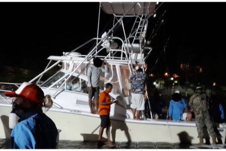 Rescata Marina a 7 personas abordo de un yate a la deriva