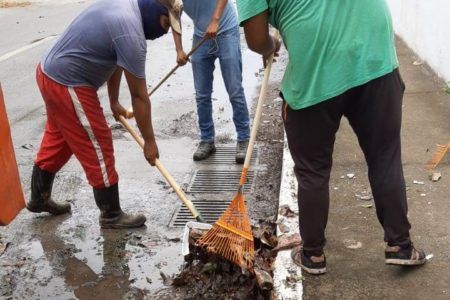 REFUERZA GOBIERNO DE PUERTO MORELOS BRIGADAS DE LIMPIEZA ANTE PRESENCIA DE FUERTES LLUVIAS