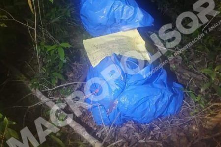NARCO AMENAZA.- En el cuerpo de ejecutado y ensabanado es utilizado para narco advertir contra policías