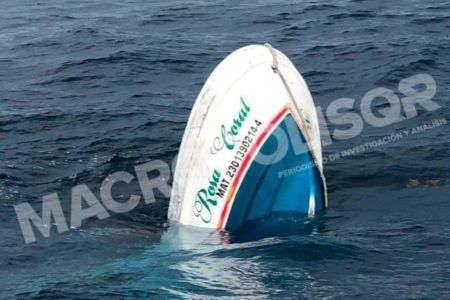 LANCHA HUNDIDA.Con 12 tripulantes se hunde lancha cerca de Isla Mujeres