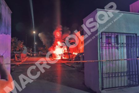TAXI EN LLAMAS.- La unidad de Tulum fue incendiada de manera intencional en Puerto Aventuras