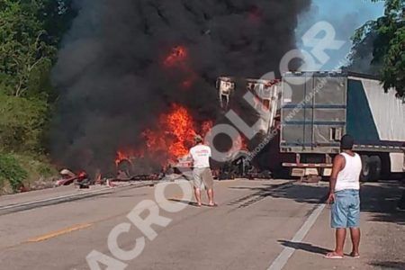 BRUTAL ACCIDENTE ENTRE DOS TRAILER.