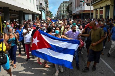 En Cuba, muere un hombre durante protestas contra el gobierno a las afueras de La Habana