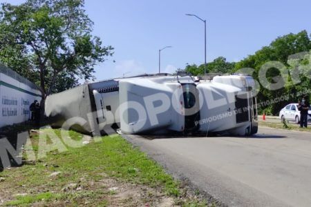 APARATOSA VOLCADURA. Vuelca tráiler a causa de neumático reventado