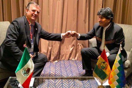 Marcelo Ebrard se reencuentra con Evo Morales en Perú