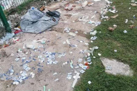 Tiran jeringas usadas de vacunas contra Covid-19 afuera de un foro de Campeche