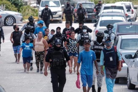 Detienen a siete en megaoperativo en playa Delfines