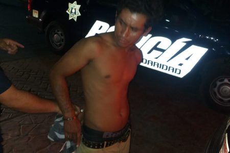 GOLPEADOR DE MUJERES Y LADRÓN DE INE’s.- El sujeto fue detenido por vecinos luego de golpear a su compañera de parranda en Playa del Carmen