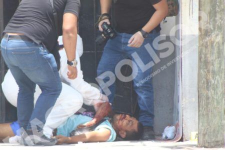 LO MATARON CON 10 BALAZOS. El cuerpo sin vida de El Gabacho quedó tendido frente a un expendio de cerveza en la Región 91 de Cancún