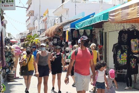 CONTINÚA EL TURISMO ELIGIENDO A ISLA MUJERES PARA VACACIONAR