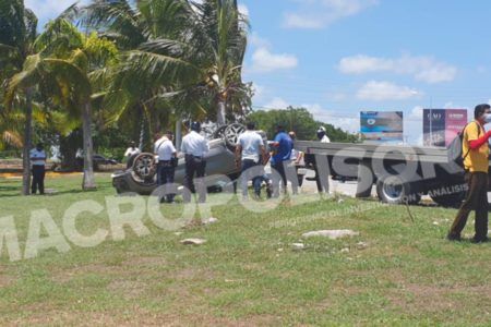 Vuelca patrulla de agentes ministeriales en Cancún