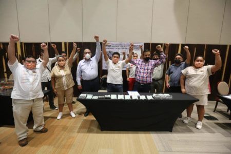 Toman protesta a delegado general de la CROC que fue ratificado en el Hotel Xcaret México