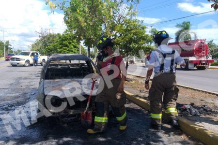 Camioneta arden llamas en la zona hotelera de Cancún