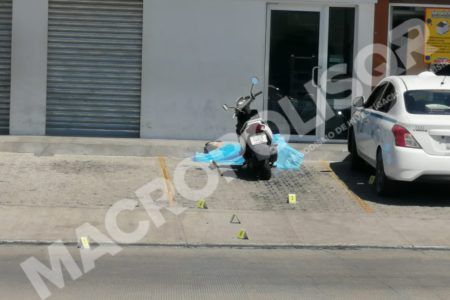Ejecutan en una céntrica zona comercial, a plena luz del día y frente a su familia a un taxista local