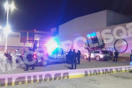 A punta de pistola roban a joven en Plaza Las Américas