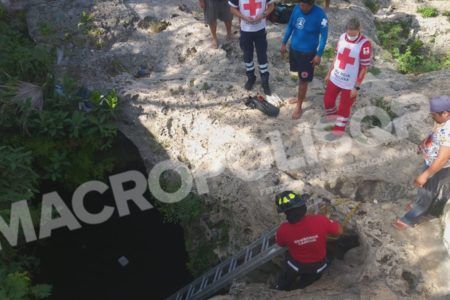ALCOHOLIZADO SUJETO CAE A CENOTE. Rescatistas descienden para buscar al imprudente sujeto en Cancún