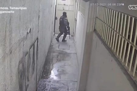 En minutos, comando rescata a “El Calamardo”, presunto líder del Cártel del Golfo detenido