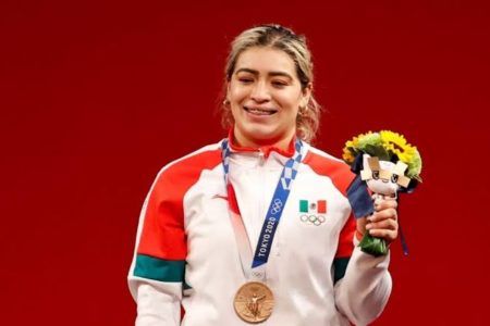 Aremi Fuentes, medallista olímpica, denuncia que gobierno de Baja California le dio cheque sin fondos