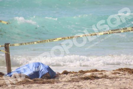 VINO A MORIR A CANCÚN.- Las olas llevan a la muerte a turista extranjero