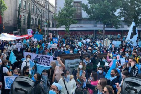 Organizaciones provida protestan en la Corte por despenalización del aborto