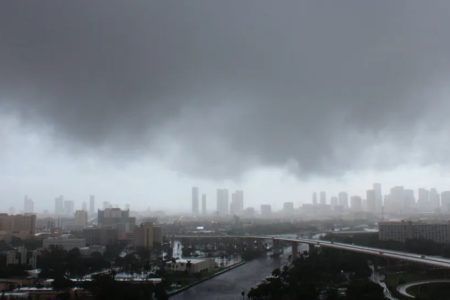Nicholas se degrada a tormenta tropical en su avance por Texas