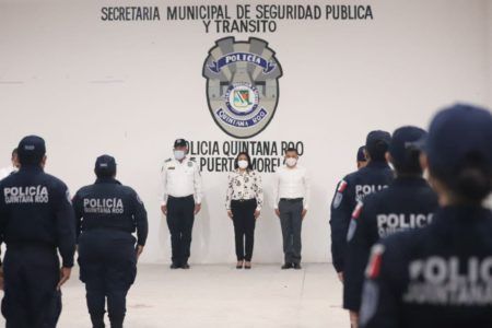 ENCABEZA BLANCA MERARI EL CAMBIO DE MANDO DE LA POLICÍA MUNICIPAL DE PUERTO MORELOS