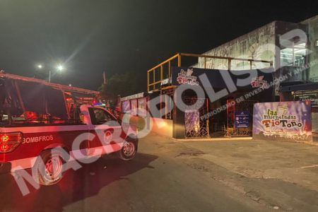 DELINCUENTES QUEMAN BAR LAS MICHELADAS.- El siniestro se registró la madrugada de este martes