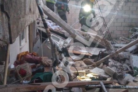 SE DERRUMBA VIVIENDA.- Una familia logra escapar del desplome de su vivienda