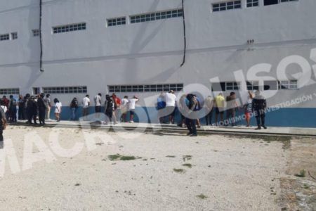 CAPTURAN A 26 NARCOMENUDISTAS Y EXTORSIONADORES.- En megaoperarivo marinos, soldados y policías estatales limpian playas y Quinta Avenida de delincuentes