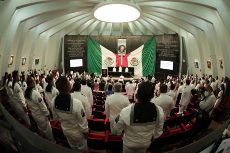 Develan letras doradas para conmemorar Bicentenario de la Armada de México
