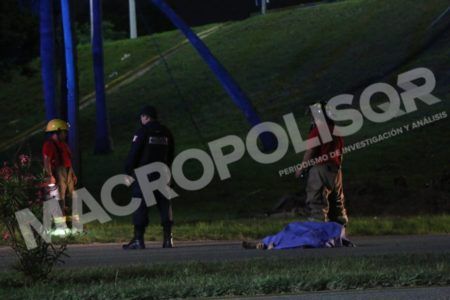 BRITÁNICO SE SUICIDA EN CANCÚN.- El extranjero se lanzó del puente y al caer un camión lo arrolló