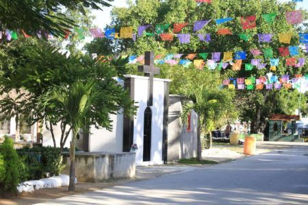 Panteones municipales de Solidaridad, listos para recibir a familias en Día de Muertos
