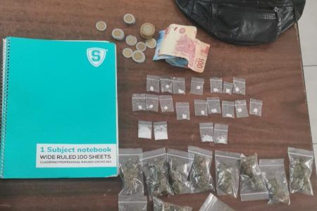 ATRAPAN A CHAMACO NARQUILLO.- Entre su narcomercancía traía 38 bolsas mariguana, cocaína y piedra