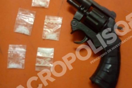 CHAVITO CON DROGAS Y PISTOLA DE JUGUETE ES DETENIDO.- Llevaba 5 bolsitas de cristal en Playa del Carmen