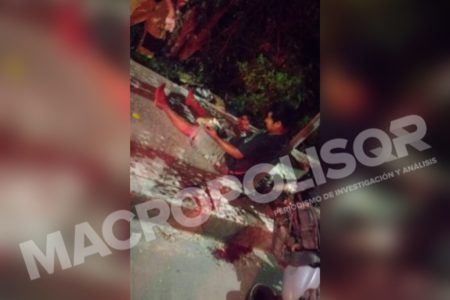 CONDUCTORA BORRACHA ERROYA A MOTOCICLISTAS.- Los deja gravemente heridos sobre la avenida CTM en Solidaridad