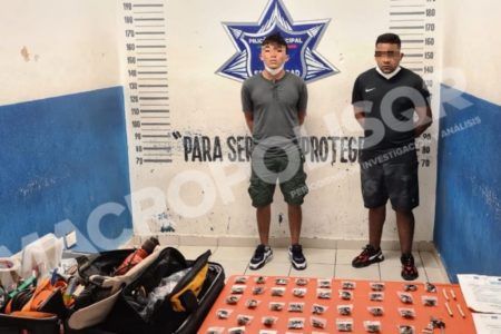 RATAS Y NARCOS.- Policía Municipal asegura a dos sujetos por robo y posesión de narcóticos